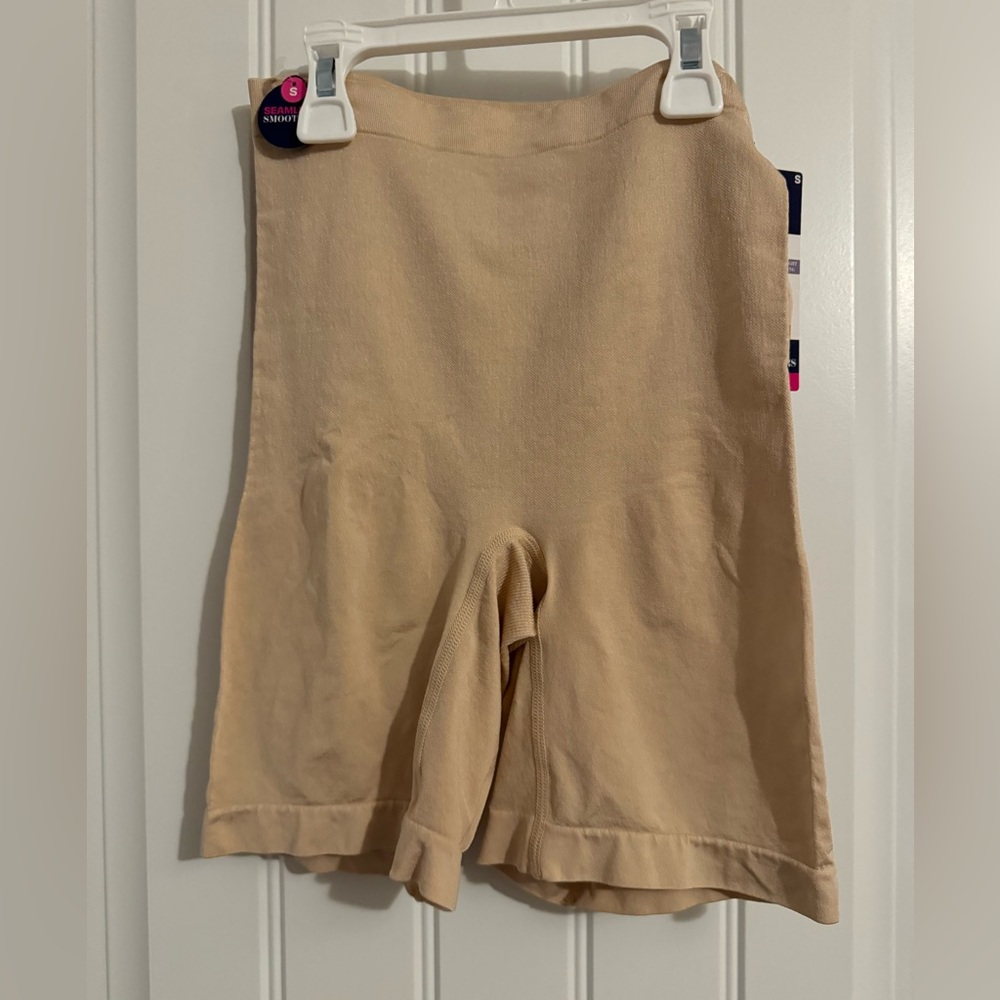 Great Maidenform size S nude light control smoothing thigh slimmers shapewear